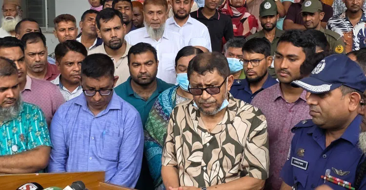 গোবিন্দগঞ্জ হাসপাতাল পরিদর্শনে স্বাস্থ্যমন্ত্রী, ২ জনকে সাময়িক বরখাস্তের আদেশ
