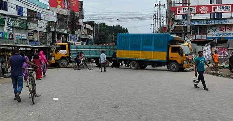 পুলিশকে থাপ্পড় দিয়ে গ্রেপ্তার কৃষক দল নেতার মুক্তির দাবিতে দিনাজপুরে পরিবহন ধর্মঘট
