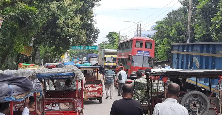 পুলিশকে থাপ্পড় দিয়ে গ্রেপ্তার কৃষক দল নেতার মুক্তির দাবিতে দিনাজপুরে পরিবহন ধর্মঘট
