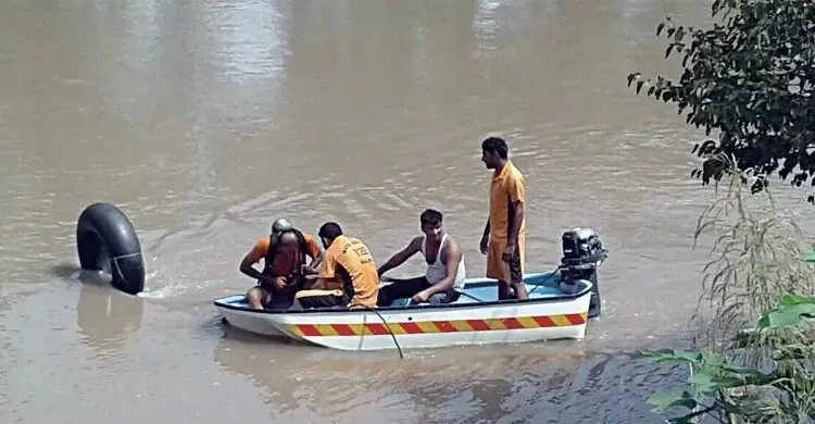 পাকিস্তানে বিয়ের যাত্রীবাহী রিকশা খালে, নিহত ১২