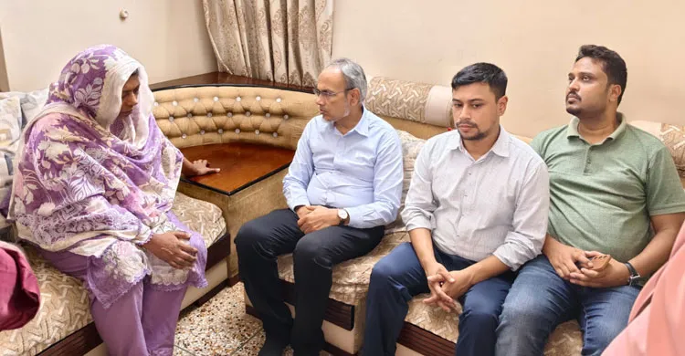 শহীদ ডা. কবিরুল ইসলামের কন্যার এসএসসি সাফল্যে পরিবারের পাশে অধ্যাপক ডা. রফিকূল ইসলাম