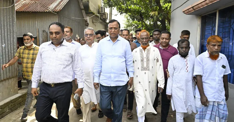 কায়েতপাড়ায় বৃক্ষরোপণ ও উন্নয়নকাজ পরিদর্শনে ডিএসসিসি প্রশাসক