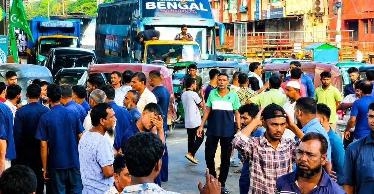 গ্যাসের দাবিতে চট্টগ্রামে সিএনজি চালকদের সড়ক অবরোধ