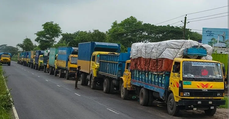 রান্নাঘর থেকে ফিলিং স্টেশন, কুমিল্লায় তীব্র গ্যাস সংকট