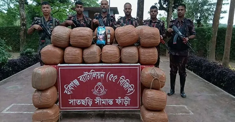 সাতছড়ি-তেলিয়াপাড়া সীমান্তে ১৩৩ কেজি গাঁজা ও ১৮ বোতল ভারতীয় মদ জব্দ