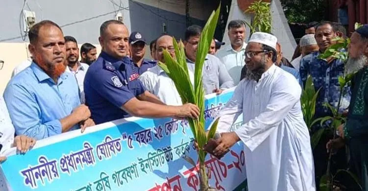 মোড়েলগঞ্জে ৬২ শিক্ষাপ্রতিষ্ঠানে বিতরণ হলো গাছের চারা