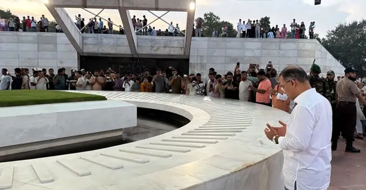 মা-বাবার কবর জিয়ারত করলেন প্রধানমন্ত্রী তারেক রহমান