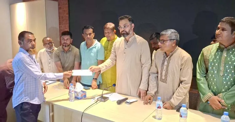 অসহায় মানুষের পাশে প্রতিমন্ত্রী আমিনুল হক, প্রতিবন্ধীদের দিলেন অটোরিকশা