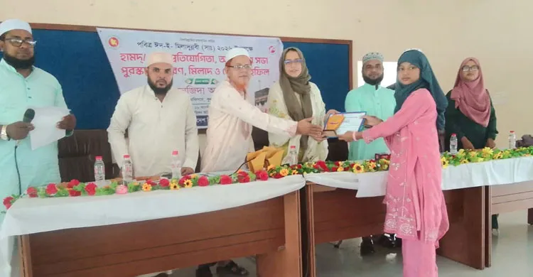 কুলাউড়ায় হামদ-নাত প্রতিযোগিতায় বিজয়ীদের মধ্যে পুরস্কার বিতরণ