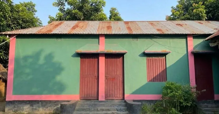 জমি নিয়ে বিরোধের জের, এক পক্ষকে কোপানোর পর অন্য পক্ষের বাড়িতে লুট