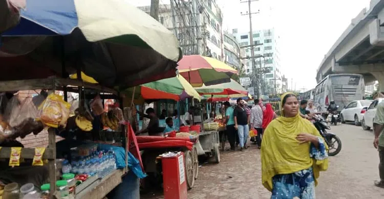 হকারমুক্ত করার পর আবার দখলে যাত্রী ছাউনির সামনের জায়গা