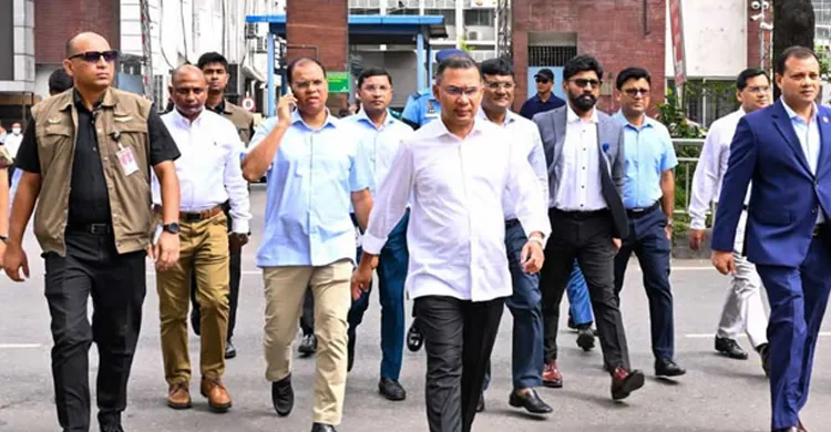 সচিবালয় থেকে পায়ে হেঁটে ওসমানী স্মৃতি মিলনায়তনে প্রধানমন্ত্রী