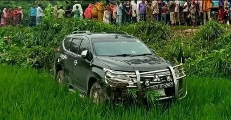 বৃদ্ধাকে বাঁচাতে গিয়ে দুর্ঘটনার কবলে, স্ত্রীসহ আহত প্রতিমন্ত্রী