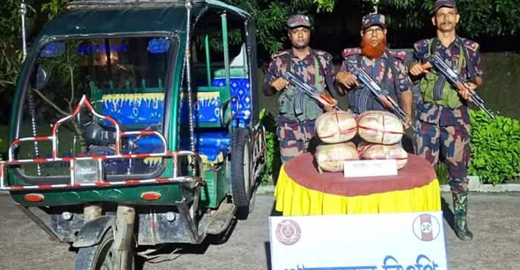 ১৭ কেজি ভারতীয় গাঁজাসহ ইজিবাইক আটক