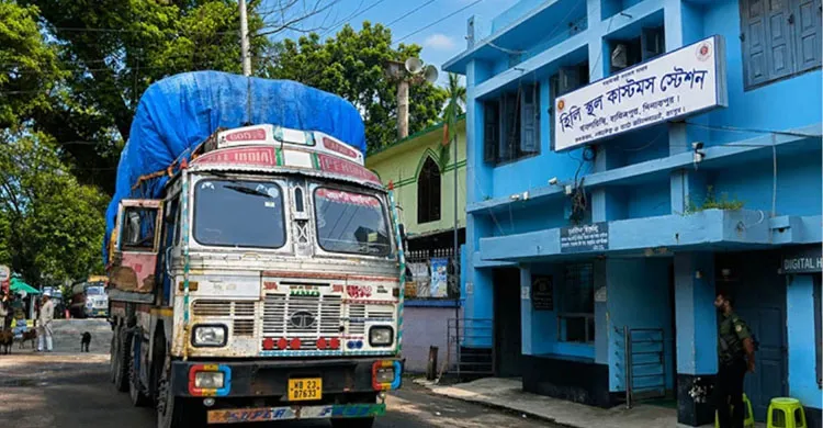 ভারতীয় ব্যবসায়ীদের ধর্মঘট শেষে হিলি স্থলবন্দরে আমদানি-রপ্তানি শুরু