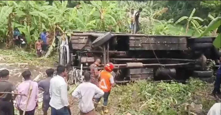 গোপালগঞ্জে বাস খাদে পড়ে নিহত ৩, আহত ৩০
