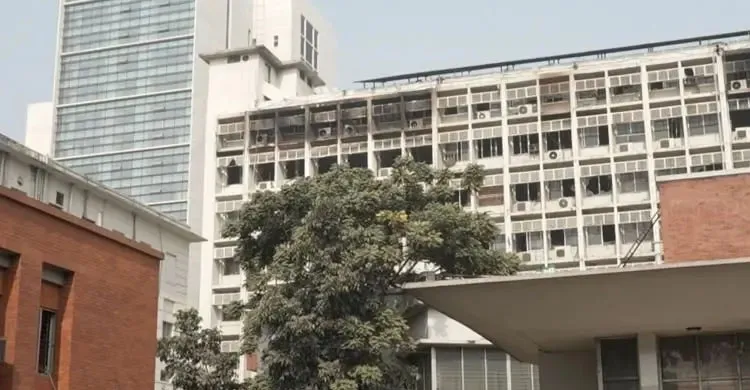 শাস্তি পাওয়া ২০ রাজস্ব কর্মকর্তাকে "রাষ্ট্রপতির ক্ষমতা" নিয়ে নানা আলোচনা