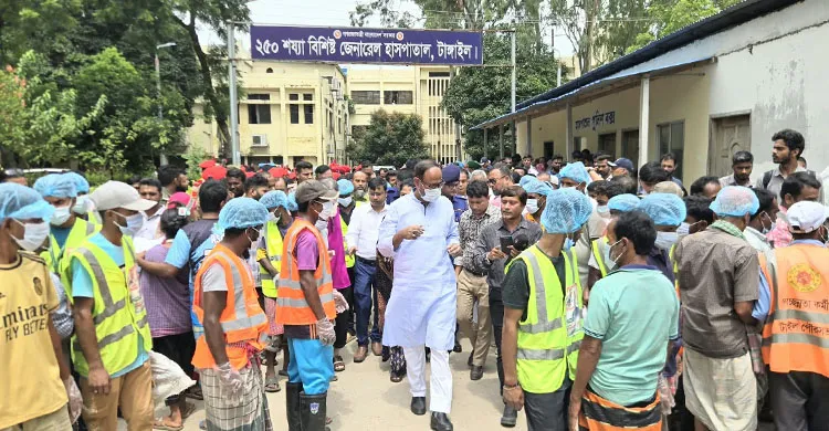 টাঙ্গাইলে হাসপাতালের আঙিনা নিজ হাতে পরিষ্কার করলেন প্রতিমন্ত্রী টুকু