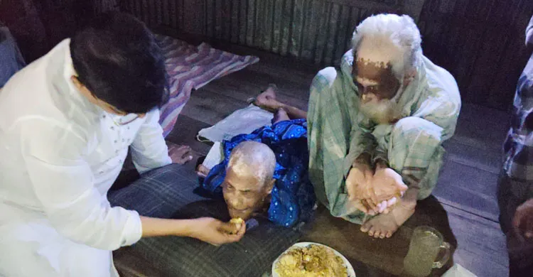 গভীর রাতে অসহায় পরিবারের পাশে বিএনপি নেতা আলহাজ্ব হযরত আলী