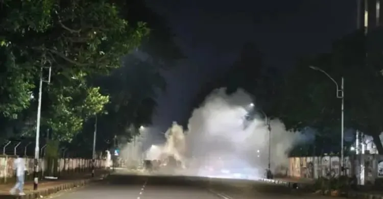 ঢাবি ক্যাম্পাসে পরপর তিন ককটেল বিস্ফোরণ, শিক্ষার্থীদের আতঙ্ক
