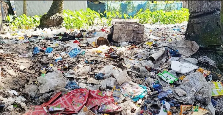 কলাপাড়া লঞ্চঘাট এখন ময়লার ভাগাড়, বাড়ছে জনস্বাস্থ্য ঝুঁকি