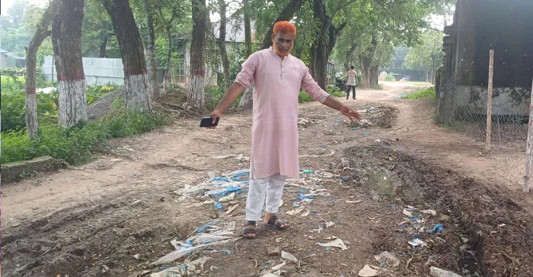 তানোরের একটি মাটির রাস্তায় হাজারো মানুষের দুর্ভোগ