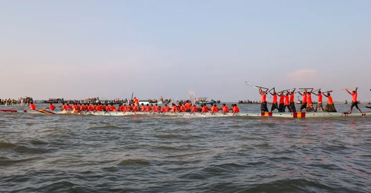 এক যুগ পর নিকলীতে নৌকা বাইচ, উৎসবে মাতল হাজারো মানুষ