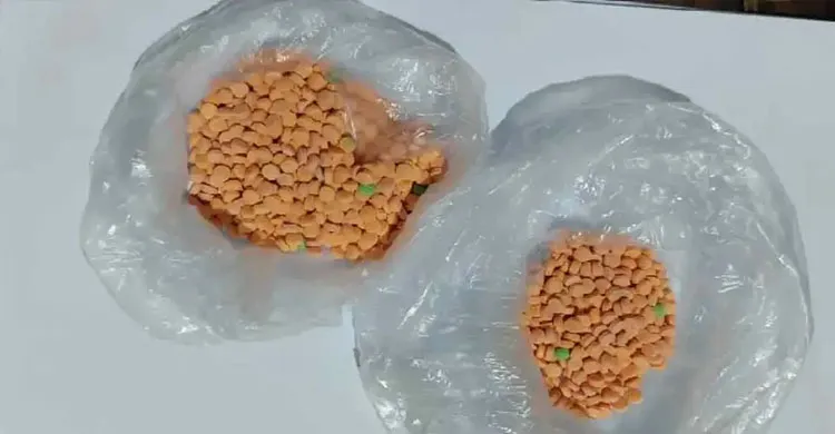 আদালতে পুলিশ সদস্য ইয়াবাসহ গ্রেপ্তার