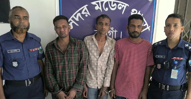 নওগাঁয় রিকশায় কানের দুল ছিনতাইয়ের চেষ্টা, আটক ৩