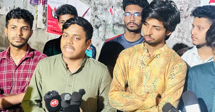 মুজিবের নামে হলের নামফলক পুনঃস্থাপনের প্রতিবাদে ডাকসু নেতাদের বিক্ষোভ