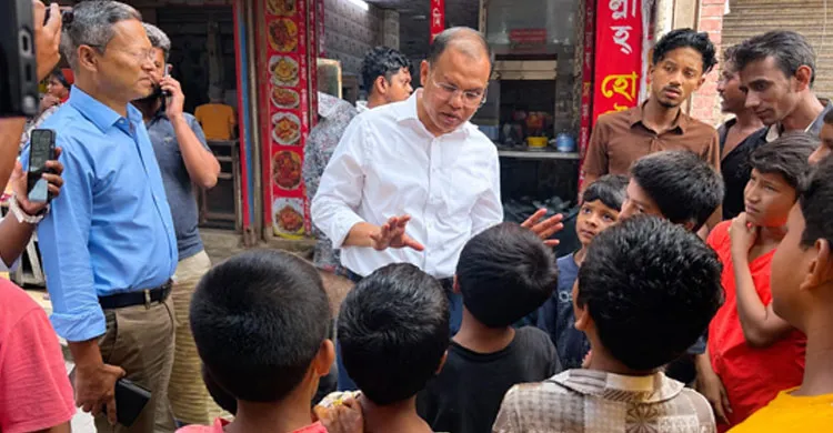প্রধানমন্ত্রীর গাড়ি দেখলেই সালাম দিতেন তারা, এবার তাদের খবর নিয়ে খাওয়ালেন দুপুরের খাবার