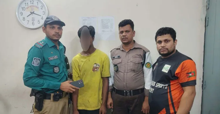 বাসে ওঠার সময় মোবাইল ছিনতাই, ট্রাফিক পুলিশের তৎপরতায় আটক যুবক