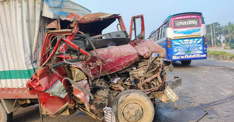 ধামরাইয়ে বাস-কাভার্ড ভ্যান সংঘর্ষে নিহত ১