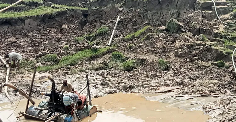পূর্বধলায় ড্রেজারে অবৈধভাবে বালু উত্তোলনে শ্যালো মেশিন জব্দ