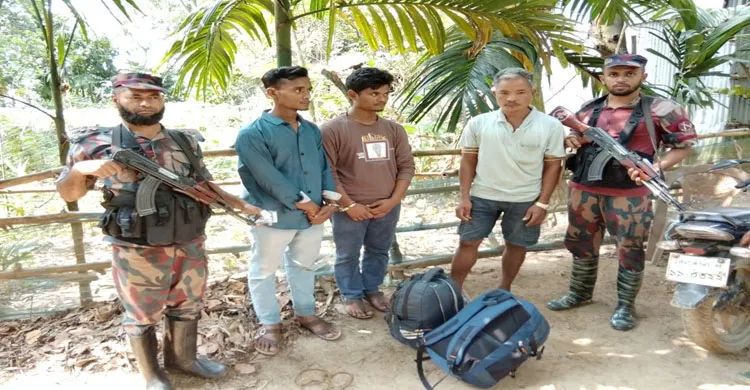 দুর্গাপুর সীমান্তে দুই বাংলাদেশি ও মানব পাচারকারী আটক