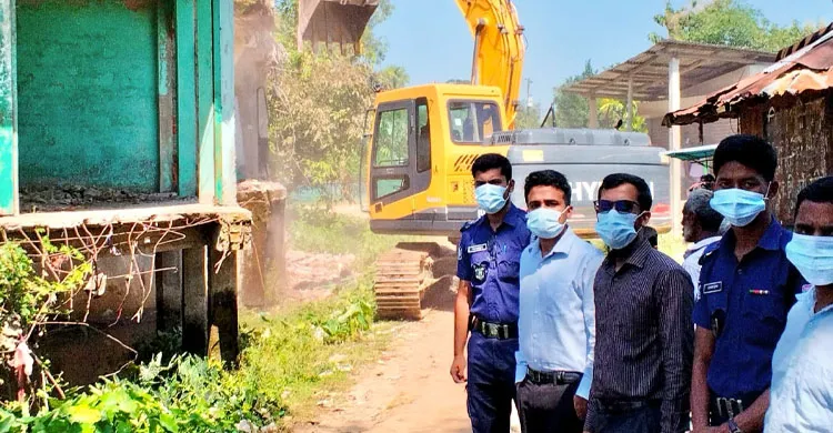কুলাউড়ায় খাল দখল করে ভবন নির্মাণ, উচ্ছেদ করলো প্রশাসন