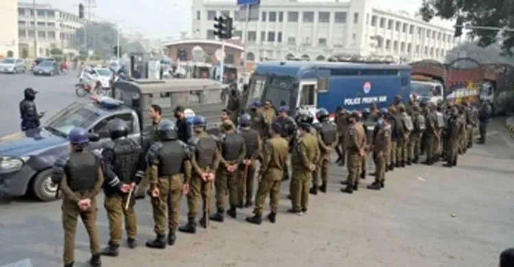 ইসলামাবাদে রেড অ্যালার্ট, জারি ১৪৪ ধারা