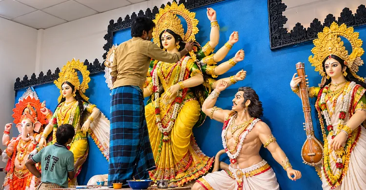 মানিকগঞ্জে দুর্গাপূজার প্রস্তুতি শেষ পর্যায়ে, প্রতিমা সাজাতে ব্যস্ত কারিগররা