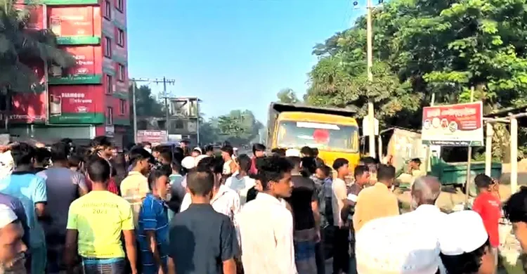 লক্ষ্মীপুরে ড্রাম ট্রাকের চাপায় ভ্যানচালক নিহত, সড়ক অবরোধ