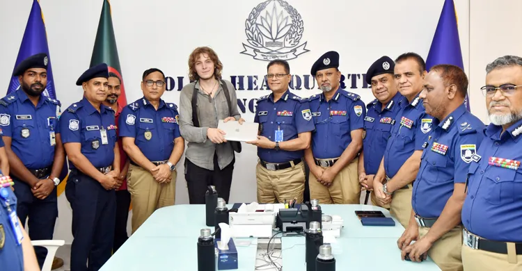 জার্মান পর্যটকের উদ্ধারকৃত ল্যাপটপ হস্তান্তর করেছে পুলিশ