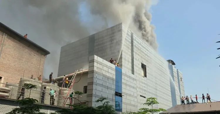 টঙ্গীর ওষুধ কারখানা আগুন নিয়ন্ত্রণে যোগ দিয়েছে সেনাবাহিনী