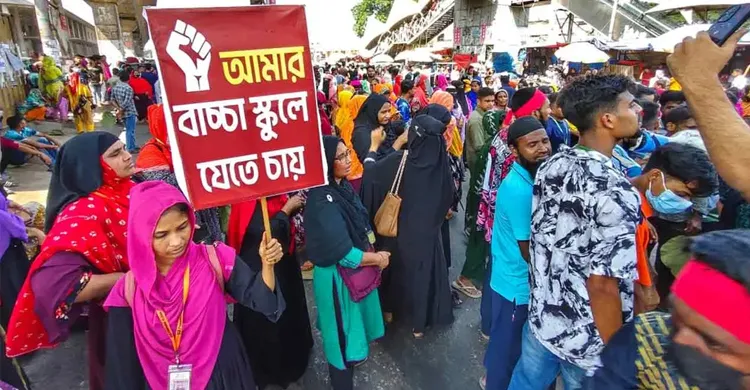 বেতন বাড়ানোর দাবিতে উত্তরায় শ্রমিকদের সড়ক অবরোধ