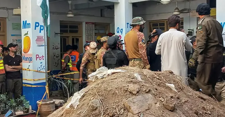 পাকিস্তানে স্কুলের ছাদ ধসে নিহত বেড়ে ৩৪