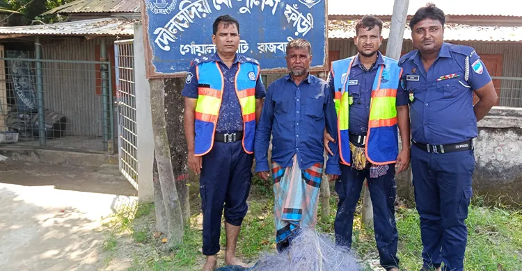 পদ্মা নদীতে যৌথ অভিযান: কারেন্ট জাল ও মাছ জব্দ, গ্রেফতার ১