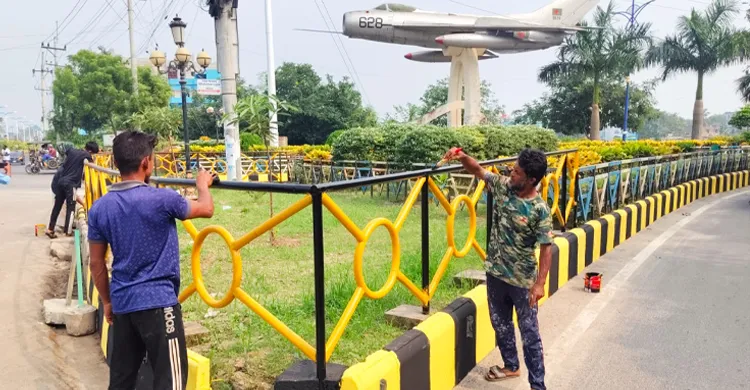 তুলির আঁচড়ে সাজছে রাজশাহী নগরী, চলছে প্রধানমন্ত্রীকে বরণে প্রস্তুতি
