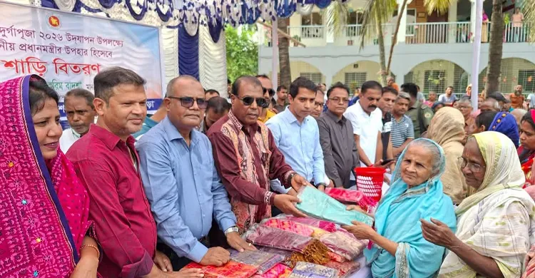 বগুড়ায় শারদীয় দুর্গাপূজা উপলক্ষে ২ হাজার ৩শ নারীর মাঝে প্রধানমন্ত্রীর উপহার