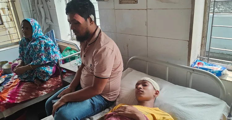 সোনারগাঁওয়ে পারিবারিক বিরোধে বাবা-ছেলেসহ ৩ জনকে পিটিয়ে জখম