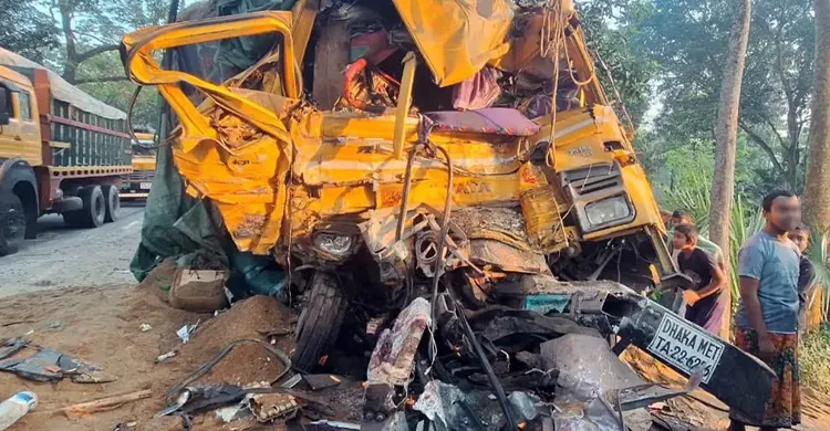 নাটোরে বাস-ট্রাকের মুখোমুখি সংঘর্ষে নিহত ১৪, আহত ৩০