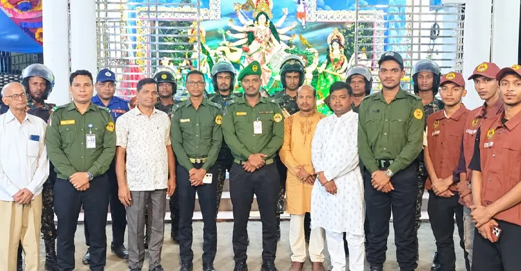 শরীয়তপুরে বিভিন্ন পূজা মণ্ডপ পরিদর্শনে আনসার-ভিডিপি’র জেলা কমান্ড্যান্ট