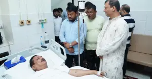 অসুস্থ ভূমিমন্ত্রীকে রামেক হাসপাতালে দেখতে গেলেন রাসিক প্রশাসক